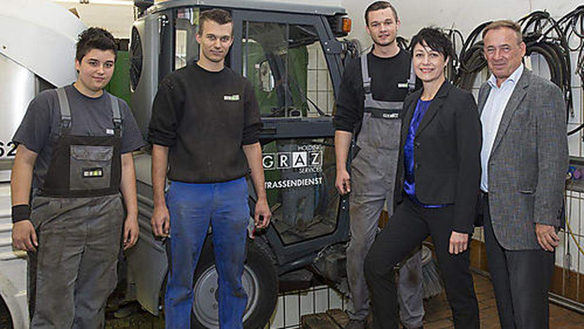 Vizebürgermeisterin Martina Schröck besucht mit Holding-Vorstand Wolfgang Messner (r.) Lehrlinge der Werkstätten der Holding Graz