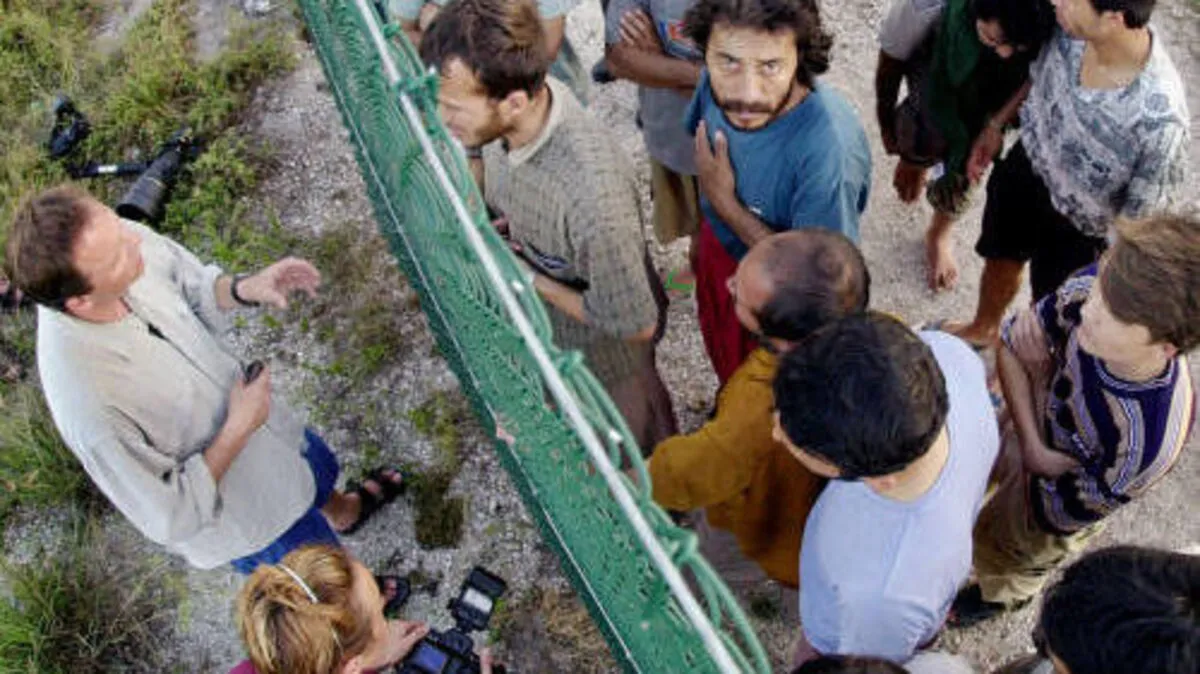 Internierte Flüchtlinge in Nauru im Gespräch mit Journalisten