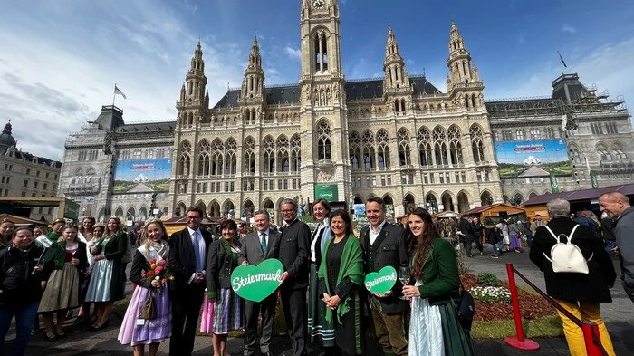 Politprominenz vor dem Wiener Rathaus: Der steirische LH Christopher Drexler, der Wiener Bürgermeister Michael Ludwig mit Bildungsminister Martin Polaschek, Tourismuslandesrätin Barbara Eibinger-Miedl, Soziallandesrätin Doris Kampus und Steiermark Tourismus Geschäftsführer Michael Feiertag.