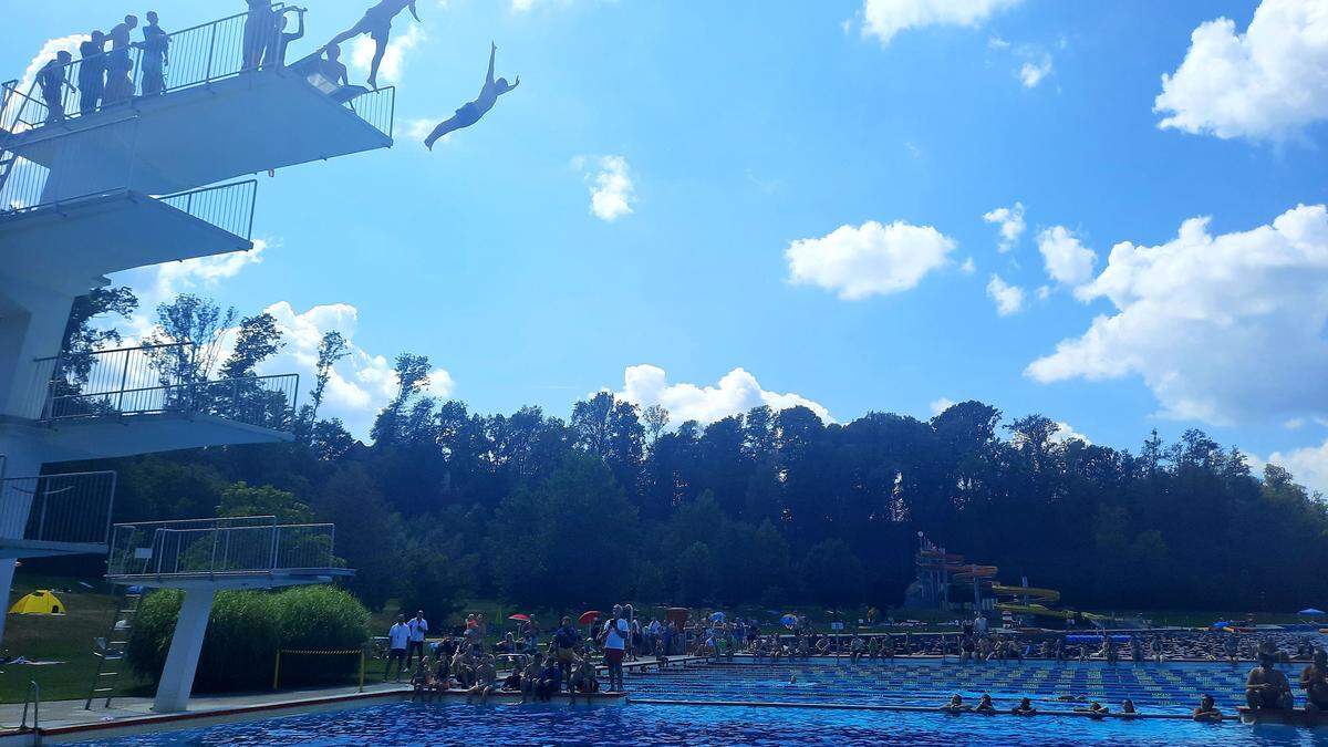 Osama und Sayd Ali haben in Fürstenfeld eine Splashdiving Show organisiert