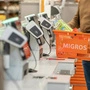Die Filiale wird außerhalb der bedienten Zeiten video- und sensorüberwacht: Nach 19 Uhr können die Kundinnen und Kunden ihre Einkäufe an den bestehenden Self-Checkout-Kassen bezahlen