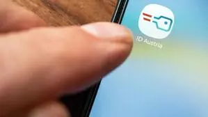 Zu sehen ist ein Handy mit der ID Austria-App.