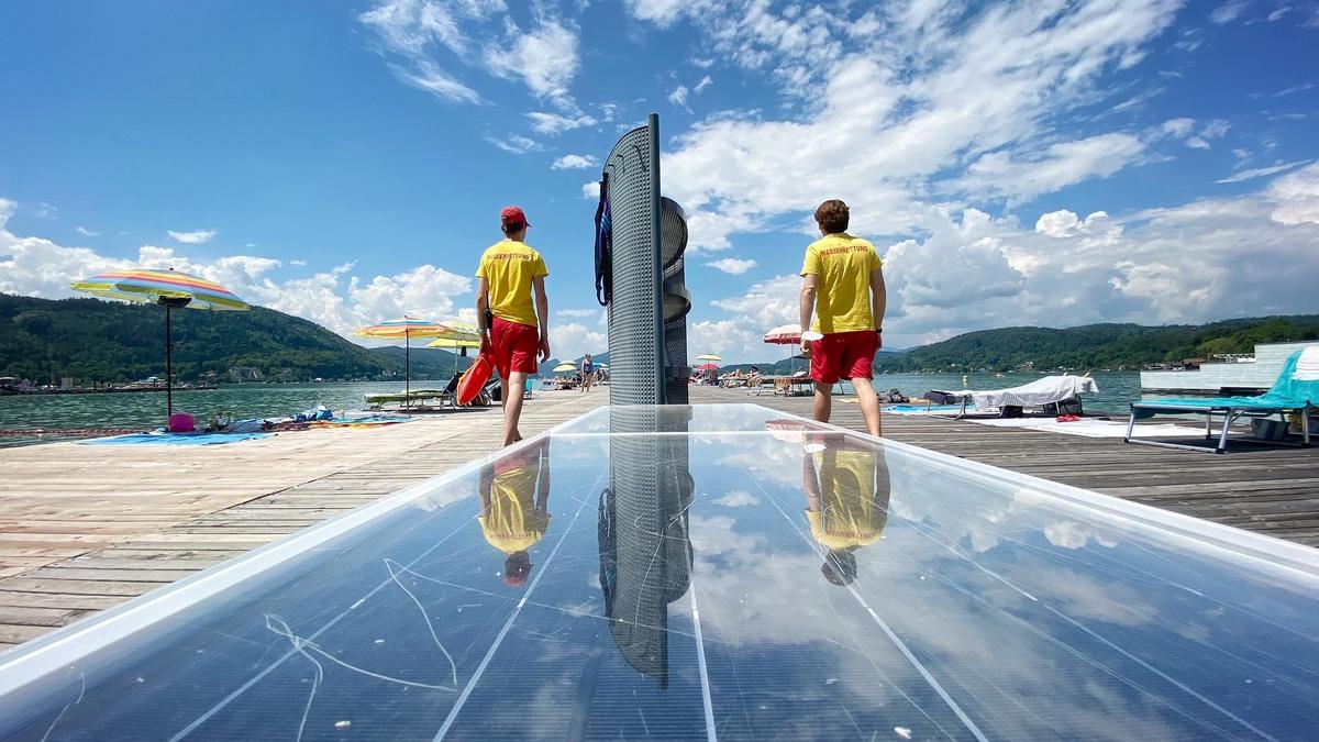 sommer sonne hitze heiß schwimmen badgäste blauer himmel trükisfärbiger see strandbad wörthersee