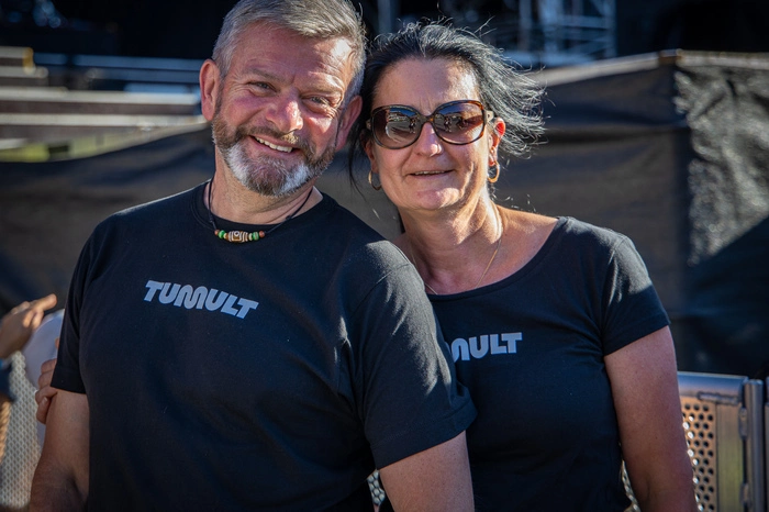 Einlass zum Konzert im Planai-Stadion war um 17 Uhr, die eingefleischten Fans nahmen dabei gleich die begehrten vordersten Plätze ein.