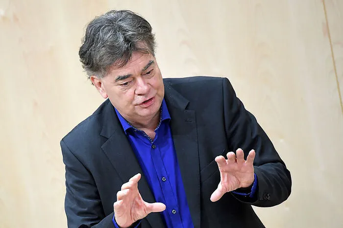 "Eine zeitliche Schmerzgrenze werde ich nicht ausrufen - ich verhandle eh gern Tag und Nacht." Grünen-Chef Werner Kogler plant auf Bundesebene den Koalitionsfilibuster.