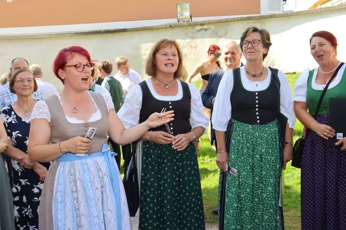 Musikalisch begleiteten die Mitglieder des Kirchenchores St. Johann ob Hohenburg und Franz Nono Schreiner an der Orgel den Nachprimiz-Gottesdienst.