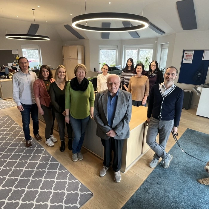 Arbeiten im früheren Wohnzimmer von Frank Stronach. Günther (vorne) und Gerald Friedrich (rechts) mit ihrem Team