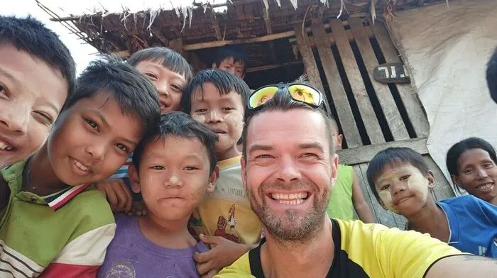 Jochen Meissner mit Kindern, die bereits von der NGO profitieren