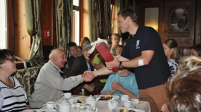 Kuenz überreicht dem 100-jährigen Sebastian Hauser ein Präsent