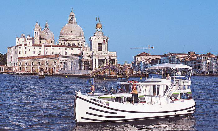 Auch andere Kapitäne genießen Venedig vomWasser aus, hier vor der Basilica di Santa Maria della Salute