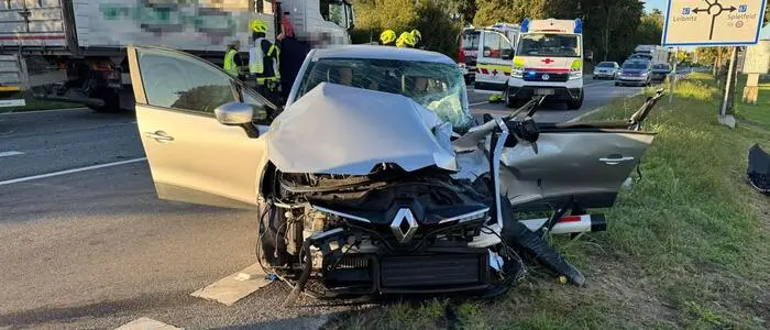 Durch den Aufprall schleuderte der Wagen der 60-Jährigen an den Fahrbahnrand – sie war nach dem Unfall im Fahrzeug eingeklemmt
