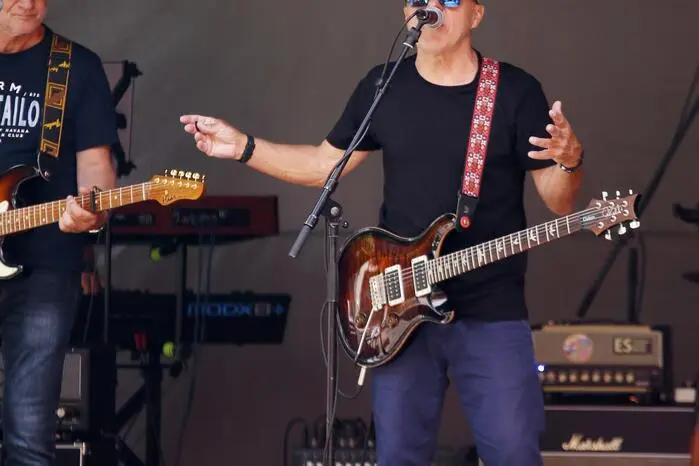 Virtuose Gitarrensoli trafen auf druckvolle Basslinien, musikalische Dynamik auf große Feinfühligkeit. Die fünf Musiker ließen den Blues durch die Weizer Innenstadt wandern und verwandelten den Bismarckplatz für einige Stunden in einen Blues-Heurigen.