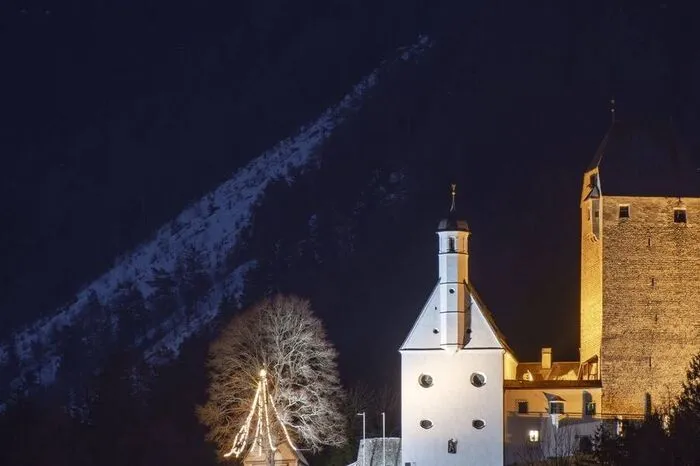 Hans Lintner, heißt es in Schwaz, gehört zur Stadt wie der Hausberg Eiblschrofen. Seit 25 Jahren ist er ÖVP-Bürgermeister, am Sonntag bewirbt er sich noch einmal um das Amt. Doch noch nie musste er sich so vielen Gegenkandidaten stellen - und noch nie so starken. Unter seinen Konkurrenten ist auch Vizebürgermeisterin und große SPÖ-Hoffnungsträgerin Victoria Weber. Tirols SPÖ-Chef Dornauer nannte Schwaz ihretwegen eine „Potenzialgemeinde“.