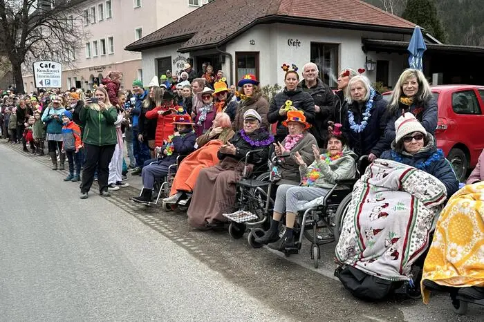 Viele Zuseher säumten die Straße, sogar Bewohner des nahegelegenen Seniorenzentrums waren dabei. 