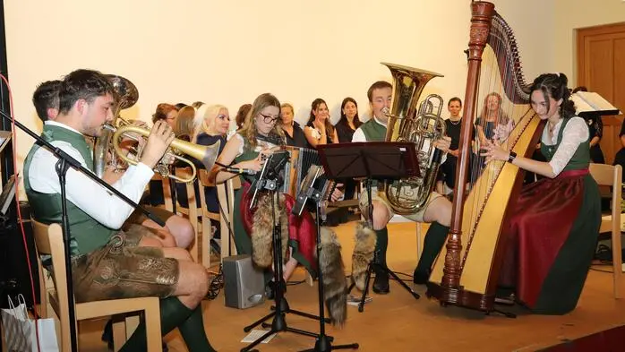 Umrahmt wurde der Chorabend von der Gruppe „Fuxteiflsmusi“ mit Fabio Weyrer, Robin Kandolf, Simon Sulzer, Elisa Bacher, Simon Kriegl und Natalie Zemasch.