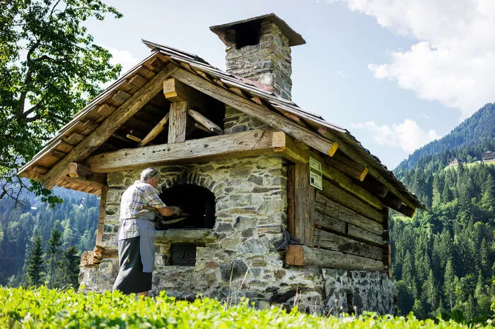 In Kärnten, der weltweit ersten "Slow Food Travel"-Destination, kommt der regionalen, saisonalen und traditionellen Kulinarik eine besondere Bedeutung zu. Daher sind Einheimische und Gäste dazu eingeladen, den engagierten Lebensmittelhandwerkern über die Schulter zu schauen oder – wer Lust hat - selbst Hand anzulegen. Das Spektrum reicht von Brotbackkursen und Heumilchverarbeitung bis zu Bierbrauen und Kräuterverkostungen.