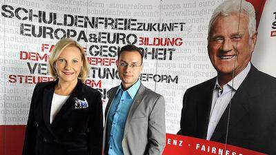 Jessi Lintl mit Ronald Bauer (Team Stronach) vor einem Wahlplakat