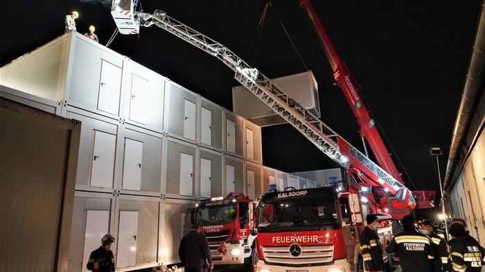 In Graz wurde einer der Wohncontainer auf das WLF der FF Voitsberg verladen.