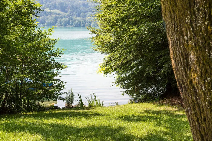 Rechts neben des schönen Café-Restaurants „Seeterrasse“, liegt diese Wiese mit kleinem Seeeinstieg. Darf man hier baden? Die Kellnerin meint: „Probieren sie es, wer ma sehen, ob wer kommt.“