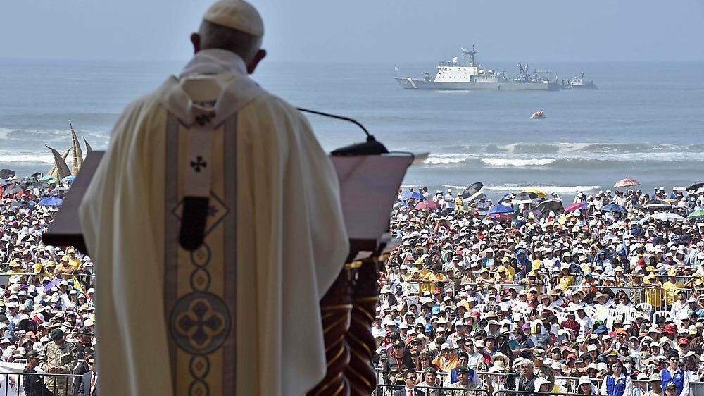 Gottesdienst vor Hunderttausenden Gläubigen an der Strandpromenade des Badeortes Huanchaco in Trujillo 