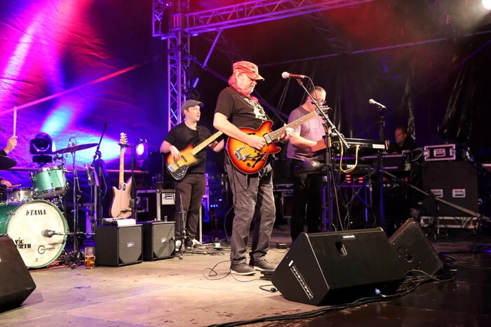 ... die Woodstock-Legende Miller Anderson (Mitte) für ein Gastspiel zu verpflichten. 