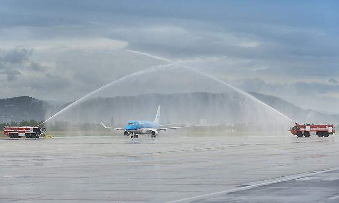 Die erste KLM-Maschine aus Amsterdam wurde von der Feuerwehr mit einem Salut aus Wasserfontänen begrüßt