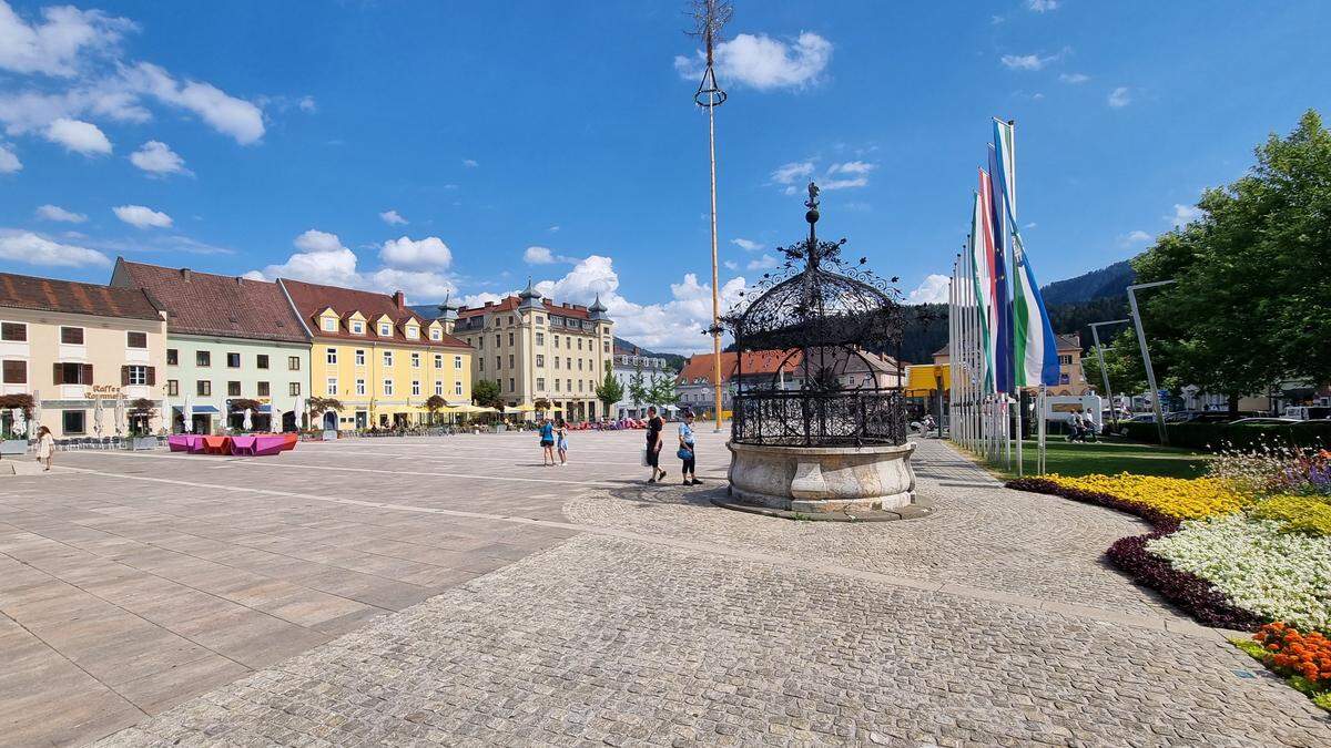 Tatort Hauptplatz Bruck an der Mur: Hier soll der Mann heimlich fotografiert haben