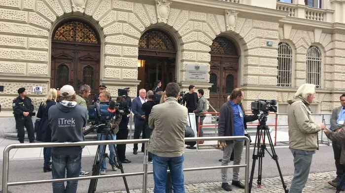 Die Bilder vom Morgen des Prozess-Auftakts gegen Alen R.
