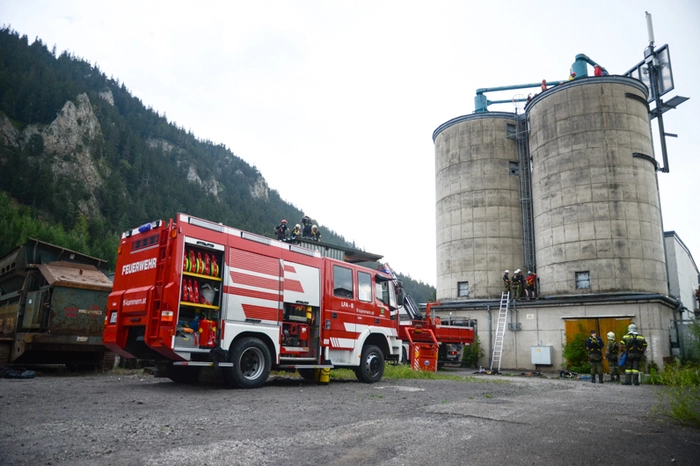 Nach erfolgreichem "Partnercheck" ging es im Arbeitskorb des Wechselladefahrzeugs mit Kran der FF-Kammern hinauf auf die Dächer der alten Betriebshallen.