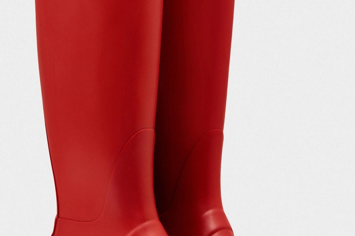 Hupf’ in Gatsch! Wer braucht schon Birkenstock, wenn sie Hunter tragen kann? Noch nie war Regenmode so stylish, Pfützenspringen so lustig und roter Gummi so verführerisch. Briten-Chic a la Kate Moss, die einfach weiß, was cool ist ...