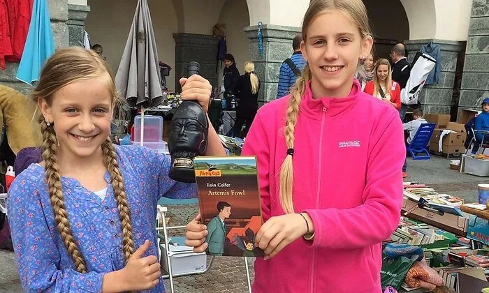 Im Flohmarkt-Fieber: Jana (13) und Hemma (11) Rainer aus Köttmannsdorf