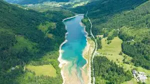 Luftaufnahme vom Speicher Freibach von Anfang August. Der Stausee wird noch einmal deutlich abgesenkt