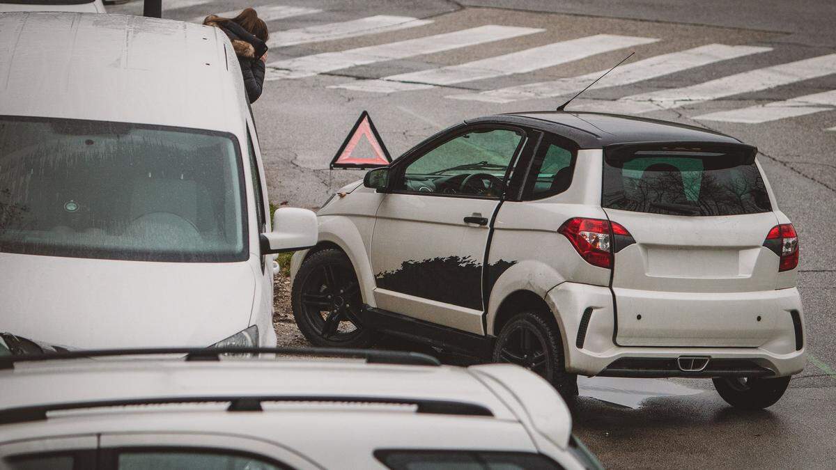 Immer wieder kommt es zu Unfällen mit Mopedautos. Diesmal lag die Schuld aber bei einem Alko-Lenker eines Klein-Lkw