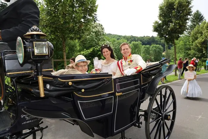 Doch nicht nur der Adel war am Festzug beteiligt, sondern er zeigte auch die Vielfalt des Alltags, mit Wäscherinnen, Handwerkern, Musikanten, Husaren, einer historischen Fahrradgruppe, einem Drehorgelspieler, dem kaiserlichen Kinderballett, feinen Damen und Bürgern. Das Kaiserpaar jedoch durchquerte den Kurort nicht zu Fuß, sondern in einer Kutsche