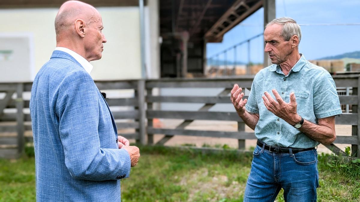 ORF-Journalist Peter Resetarits im Gespräch mit Landwirt Josef Archan, der den Widerstand gegen den Bau der B70 neu anführt