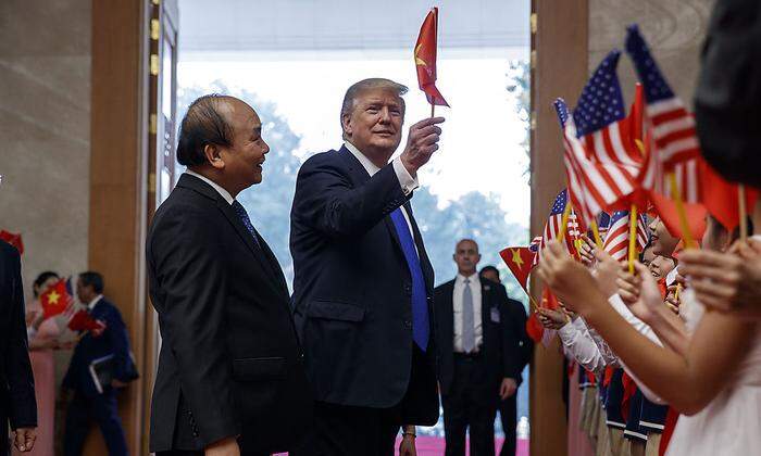 Trump mit der Fahne Vietnams