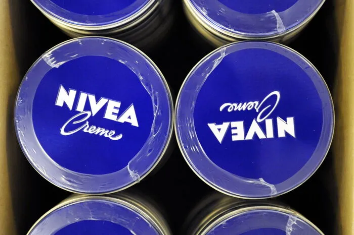 Auch Nivea kommt aus dem Lateinischen und bedeutet "die Weiße".
