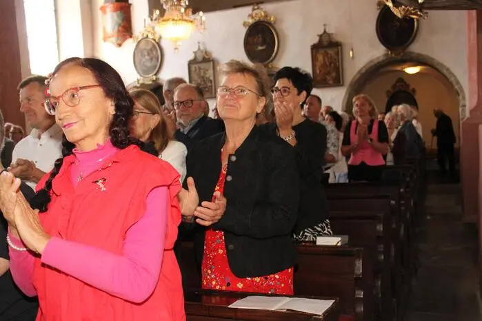 Mit langanhaltendem Applaus bedankte sich das Publikum in der vollbesetzten Kirche bei August Schmölzer, Johanna Moser und Harald Fripertinger für die Friedensmeditation in Piber. 