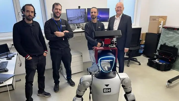 Die Zukunft bei Rosendahl Nextrom in Pischelsdorf: Geschäftsführer Siegfried Altmann mit dem jungen, internen Start-up-Team. Yassine El Manyari, Agustin Colazo und Enrico Pisanu entwickeln die Software für humanoide Roboter, die in einem Jahr im Einsatz sein sollen