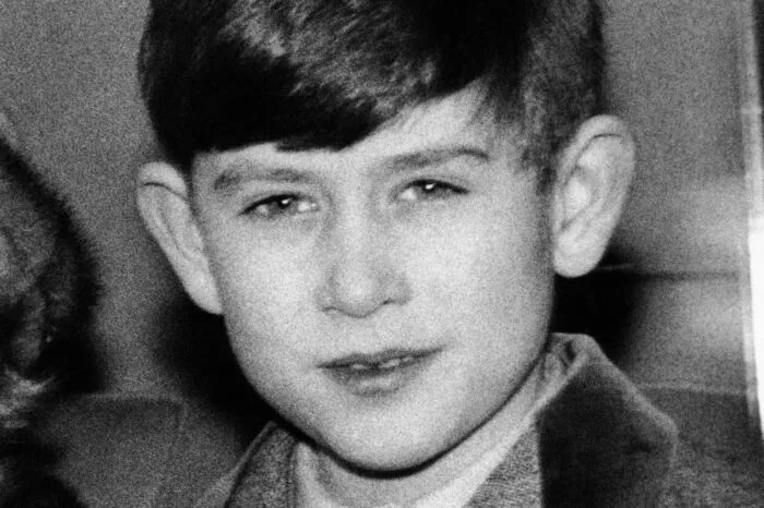 Es ist Jänner 1957: Charles ist acht Jahre alt und kehrt nach den Weihnachtsferien in Sandringham zurück nach London.