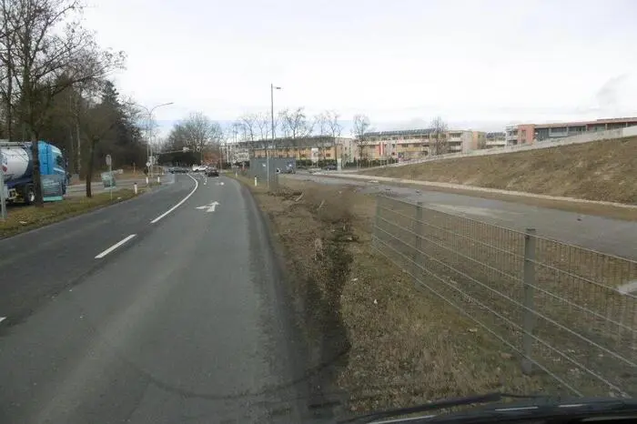 Beim Stadion krachte der Mann in einen Zaun und riss etwa 30 Meter davon mit.