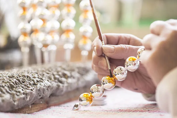 Ebenfalls neu auf der Liste des immateriellen Kulturerbes der Menschheit ist die nordböhmische Glasfirma Rautis aus Poniklá in der Liberecer Region, die sich ganz der traditionellen Produktion von Weihnachtsdekorationen aus Glas geblasenen Perlen widmet.