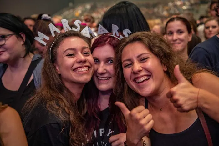 Manche Fans warteten schon ab 8 Uhr früh vor der Stadthalle, um ihrem Liebling am Abend besonders nahe zu sein. Für einige war es das bereits das 16. "30STM"-Konzert.