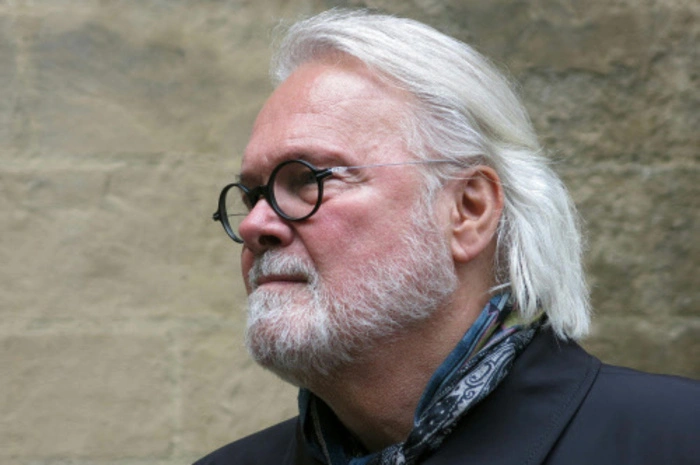 Mehr Skepsis! Wenn ich mir die Postings im Internet anschaue und die Standpunkte, die die Leute vertreten, weiß ich, dass man, so lange man lebt, darauf achten muss, dass die Stimme des Volkes nicht zur Stimme der Politik wird.
