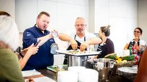 Sternekoch Richard Rauch in Aktion beim „Bella Italia“-Kochkurs