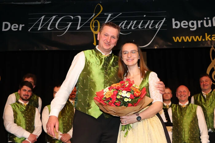 Vom Obmann Reinhard Winkler gab es für die Chorleiterin Eva-Maria Winkler einen Blumenstrauß.



