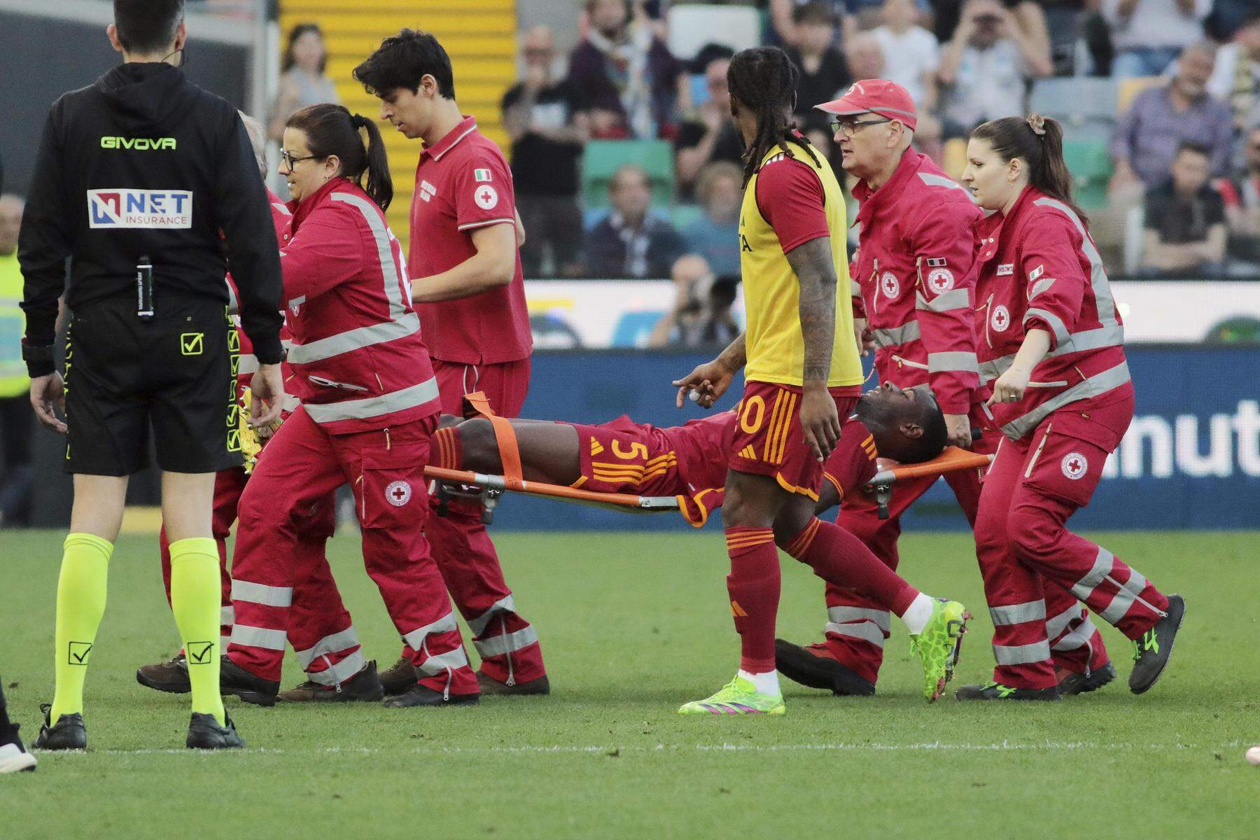 Spielabbruch bei Udinese – Roma: Schock in der Serie A! Evan Ndicka sackt zusammen und wird vom Feld getragen