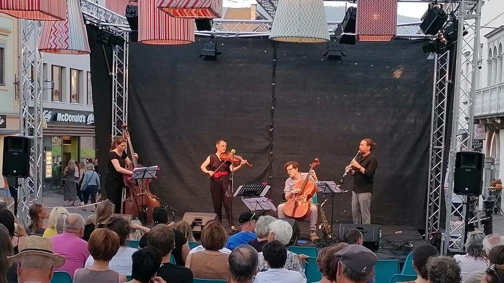 Das Jelena Popržan Quartett spielte bei der Eröffnung am Hauptplatz 