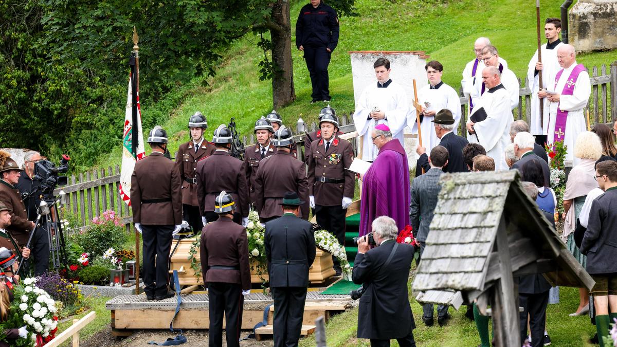 Feuerwehrkameraden trugen den Sarg, Diözesanbischof Krautwaschl hielt den Abschiedsgottesdienst
