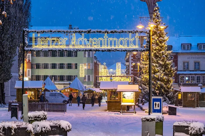 Doch erst jetzt macht sich richtige Weihnachtsstimmung breit, kommen die aufgestellten Christbäume so richtig zur Geltung.